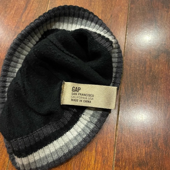 Gap Black Beanie - Picture 3 of 3